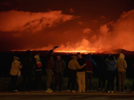 Ljudi se slikaju i posmatraju vulkansku erupciju na Islandu