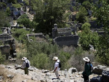 Turisti istražuju Kajakoj, turski grad duhova u kome decenijama više niko ne živi