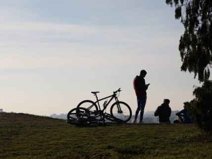 Biciklisti se odmaraju na proplanku na Kalemegdanu