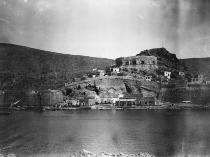 Pogled na ostrvo Spinalonga, na kome je postojala kolonija leproznih, iz 1900. godine