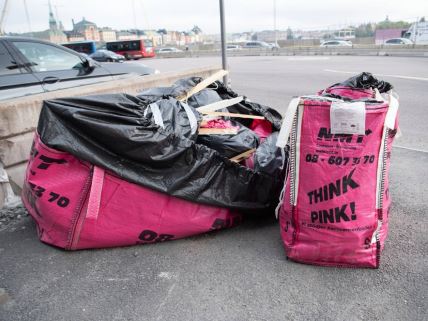 Torbe Think Pink koje su bile namenjene za odlaganje otpada, ali vlasnici kompanije to nikada nisu radili