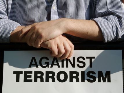 Natpis: Protiv terorizma.