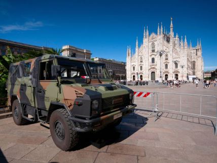Italijanska vojska za sprečavanje terorističkog napada ispred trga u Italiji, Piaca Duomo.
