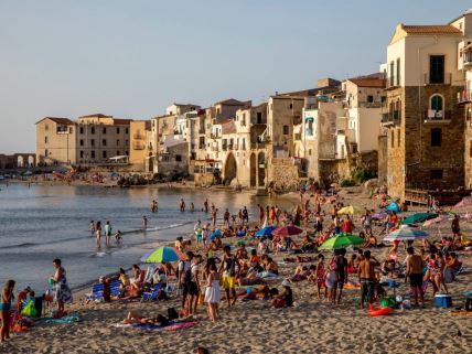 Turisti se odmaraju na plaži na Siciliji