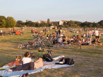 Ljudi se odmaraju na području nekadašnjeg aerodroma Tempelhof u Berlinu