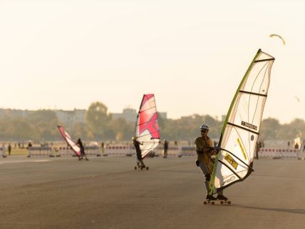 Ljudi se bave ekstremnim sportovima u Berlinu na aerodromu Tempelhof jer im pogoduje snažan vetar