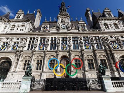 Pogled na olimpijske prstenove ispred Pariske gradske kuće. Francuska će biti domaćin Letnjih olimpijskih igara 2024.