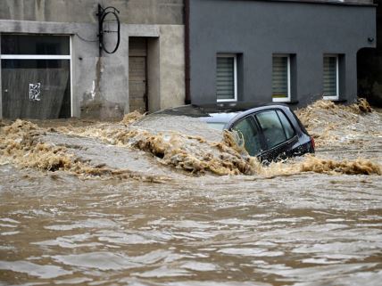 Bujica je skoro potpuno prekrila automobil tokom poplava na jugu Poljske