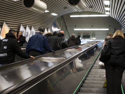 Ljudi u metro-stanici u Helsinkiju u Finskoj