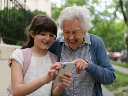 Baka i unuka gledaju sadržaj na telefonu