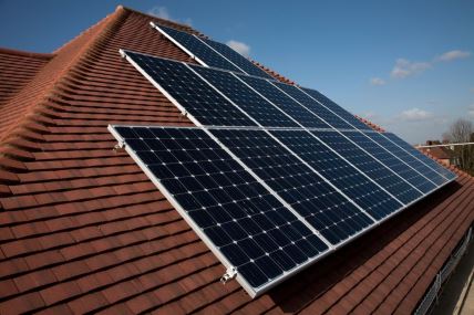 solarni paneli na krovu kuće