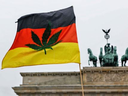 Nemačka zastava sa odštampanim oblikom biljke kanabisa.