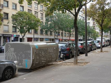 Parkirani automobili i bicikli na ulici u Parizu