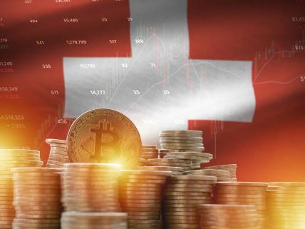 Zastava Švajcarske, velika količina zlatnih bitkoin kovanica i grafikon trgovačke platforme