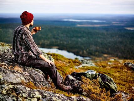 Finska, muškarac na planinarenju.