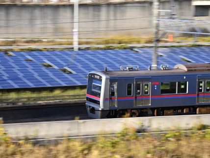 voz prolazi pored solarnih panela postavljenih kraj pruge u Japanu