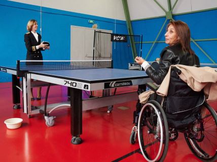 Meč stonog tenisa sa osobom sa invaliditetom