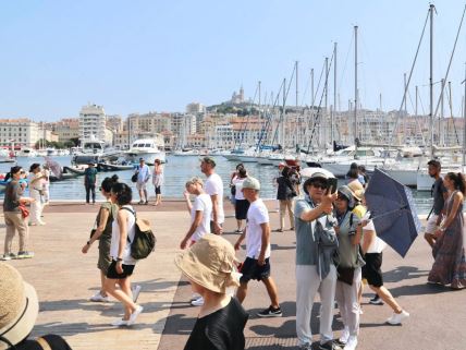 Turisti šetaju i slikaju se u Marseju