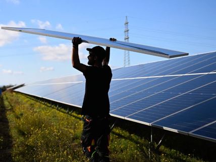 Radnik instalira solarne panele u solarnom parku na zapadu Nemačke