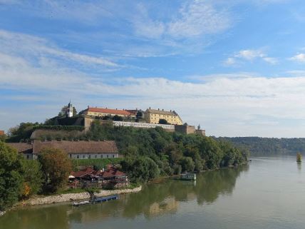 Natpis 'Novi Sad - Evropska prestonica kulture' stoji na Petrovaradinskoj tvrđavi