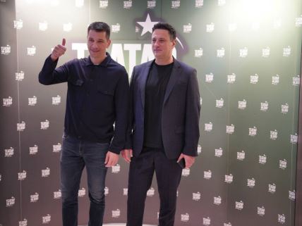 Glumci Andrija Milosević i Viktor Savić na premijeri predstave Sedam sati sunčeve svetlosti