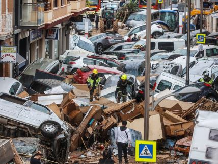 Spasioci prelaze preko uništenih automobila u Valensiji nakon razornih poplava