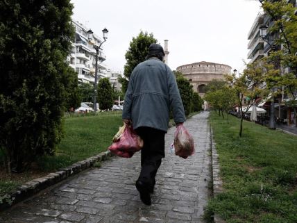 Stariji čovek nosi kese iz prodavnice, Solun