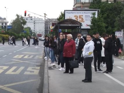 putnici čekaju na autobuskoj stanici u Skoplju, a autobusa nema jer nema dovoljno nafte za gorivo