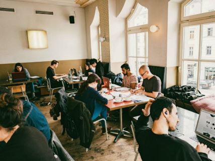 Ljudi sede u coworking prostoru u Berlinu