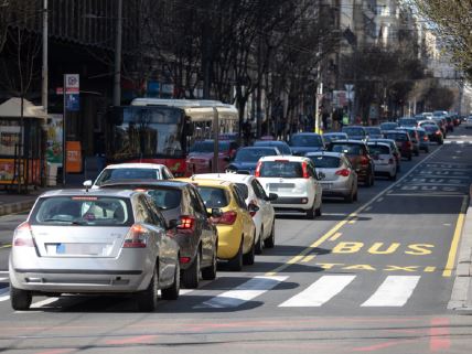 Automobili stoje u koloni kod Beograđanke, dok je žuta traka za autobuse prohodna