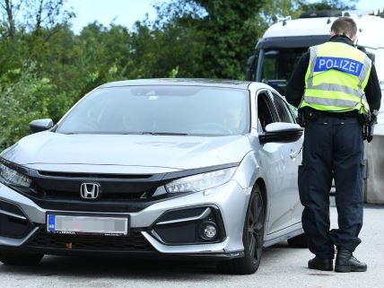 Policajac proverava automobil na graničnom prelazu