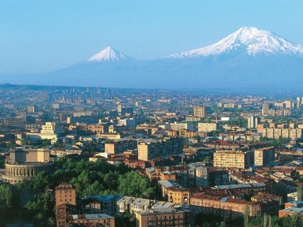 Pogled na planinu Ararat iz prestonice Jermenije Jerevana