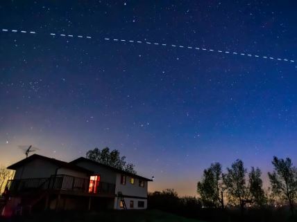 Prolazak satelita Starlink iznad jedne kuće