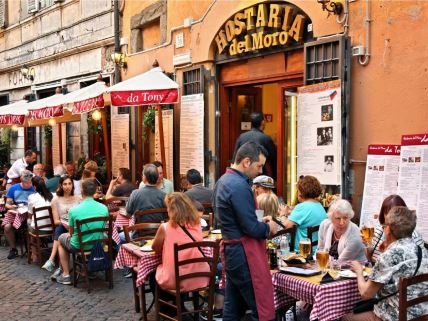 Gosti restorana u Rimu naručuju od konobara