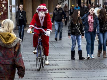 Deda mraz na biciklu snimljen u Beogradu