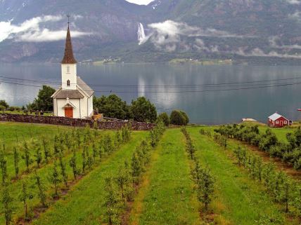 Crkva na obali fjorda u Norveškoj