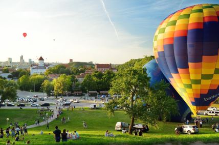 Ljudi posmatraju balone u litvanskoj prestonici Viljnusu tokom sunčanog dana
