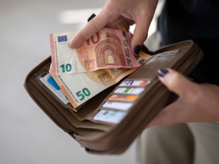 Novčanice od 10 i 50 evra se izvlače iz novčanika
