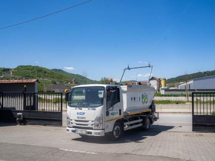 Specijalizovano vozilo za prikupljanje tekstilnog otpada JKP-a Gradska cistoca Novi Pazar (foto UNDP Srbija Jakov Simovic) (1).jpg