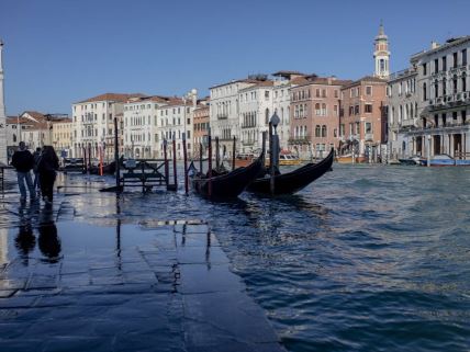 Ljudi šetaju poplavljenom Venecijom