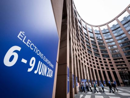 Ljudi prolaze pored natpisa Evropski izbori od 6. do 9. juna 2024., dok posećuju Evropski parlament u Strazburu