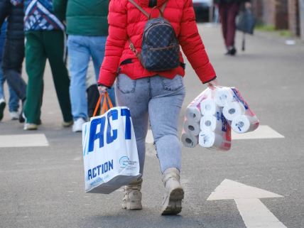 Žena koja nosi pakete toalet papira