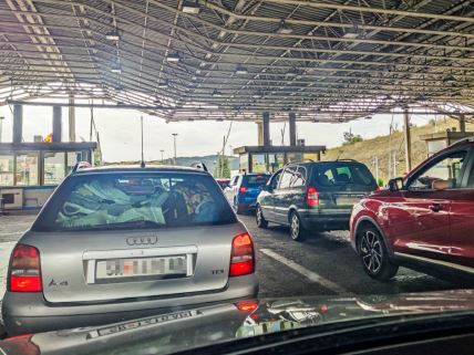Automobili stoje na graničnom prelazu