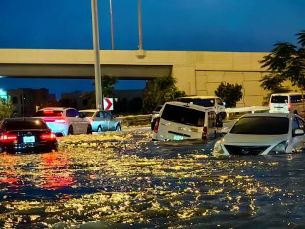 Poplavljeni automobili u Dubaiju