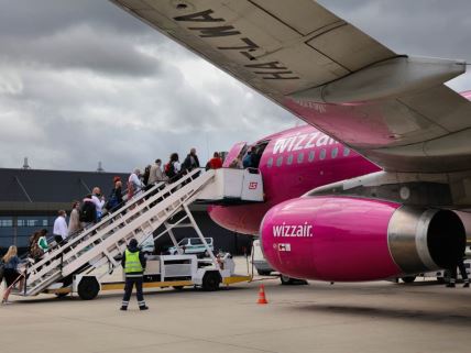 Avion Wizz Air-ana aerodromu i ukrcavanje putnika