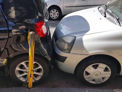 Sudar dva automobila na parkingu