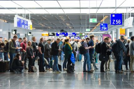 Putnici stoje u redu na aerodromu u Frankfurtu