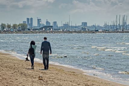 Muškarac i žena šetaju plažom u Talinu