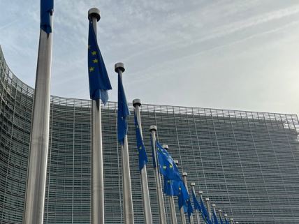 Zastave Evropske unije se vijore ispred zgrade Evropske komisije u Briselu