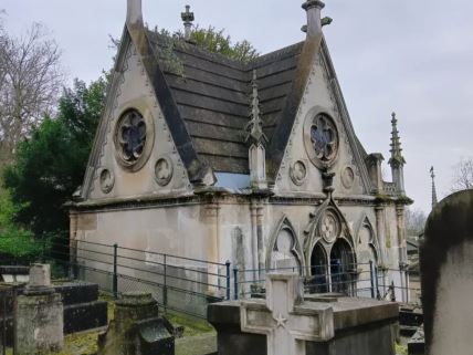 Spomenici na groblju Per Lašez